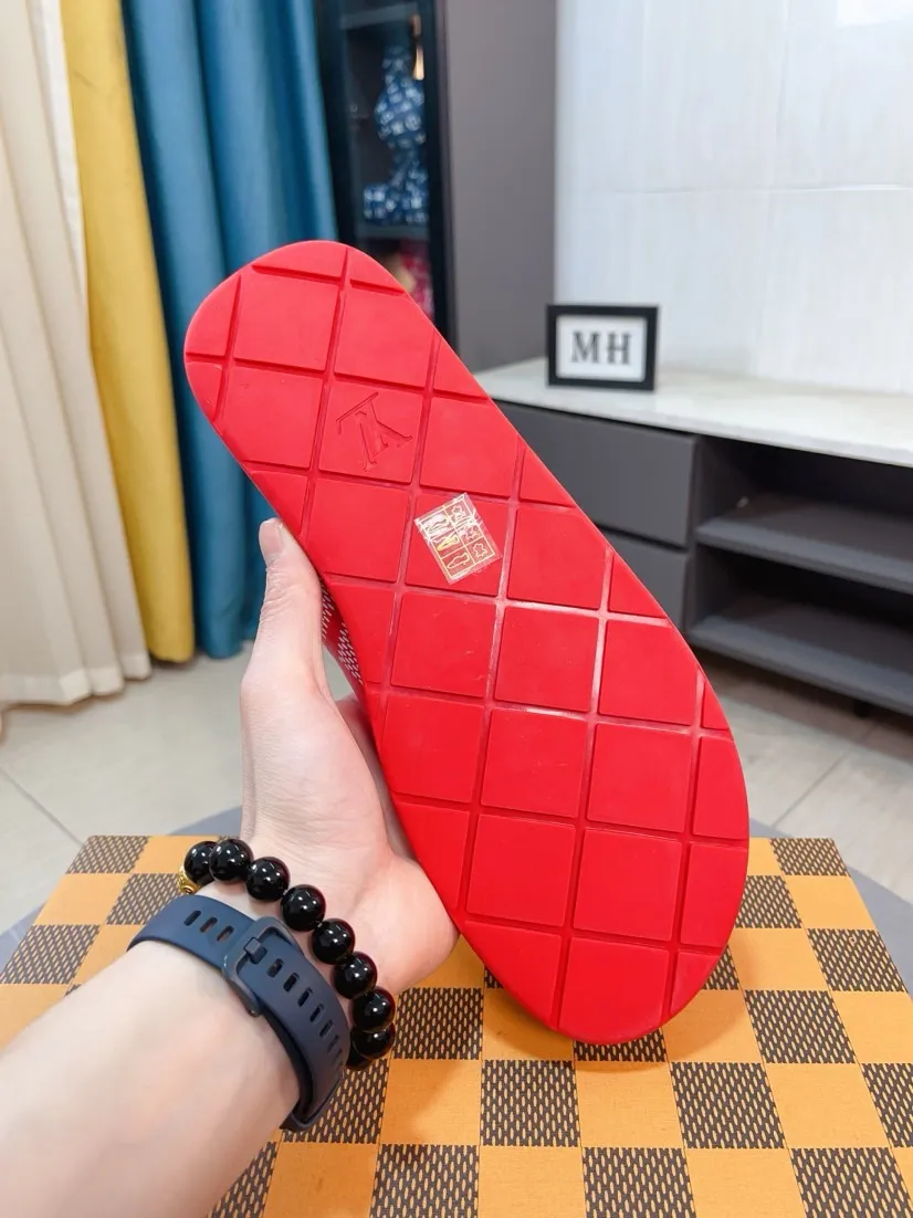 Men's shoes 💰380🌹🌹 (lv-Louis Vuitton) New men's slippers, high-end boutique, exquisite embossed logo decoration on the upper, fine workmanship, super soft soles, casual, loose and comfortable, a must-have in summer! \nsize：38-44
